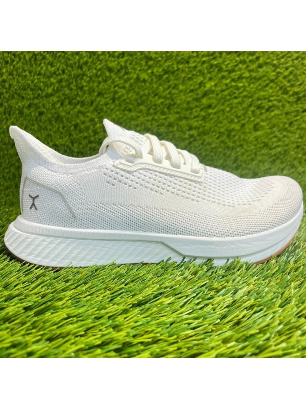 Flux Adapt Runner White Gum Womens Size 6.5 Running Athletic Walking Knit Shoes